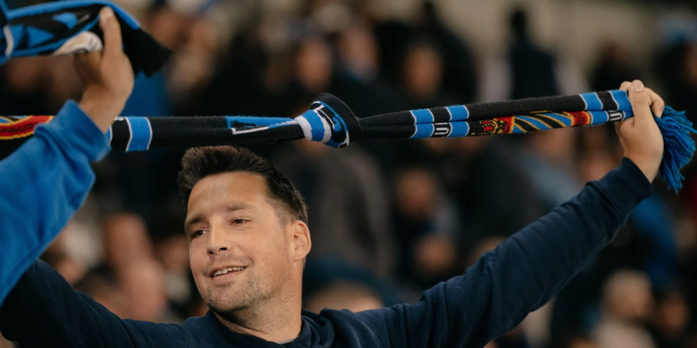 Supporter Club-Brugge met knoop in sjaal tijdens Wereld Alzheimer Dag 2025