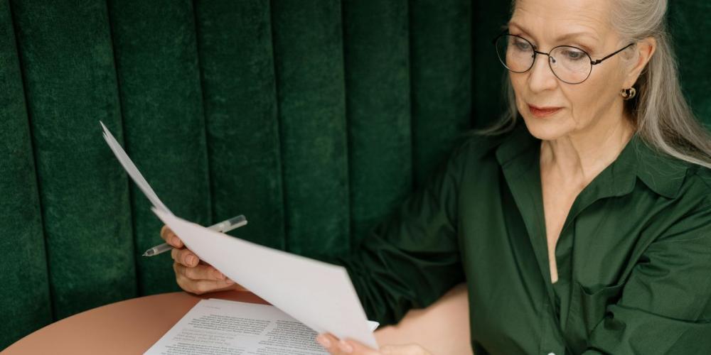 dame leest documenten na