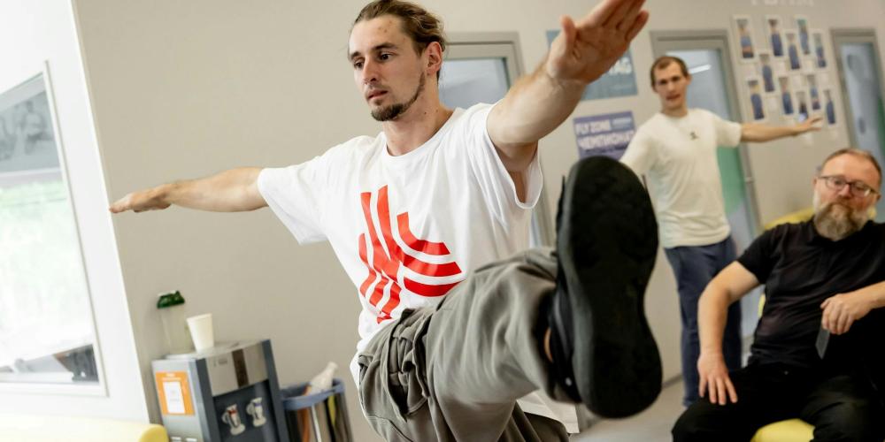 mannen doen fitnessoefeningen op het werk