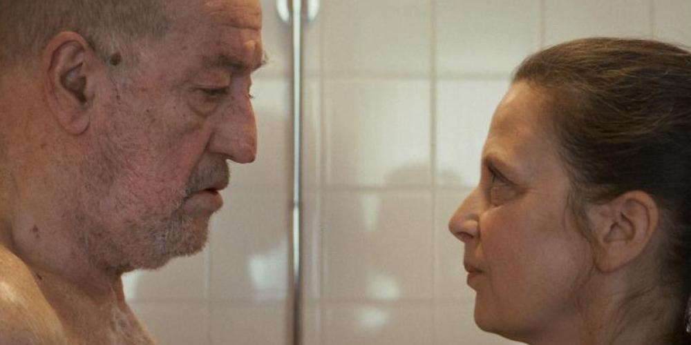 Andrea helpt Horst bij het wassen in de douche