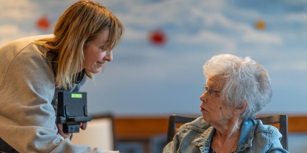 Kat Steppe met bewoonster OLV A tijdens opnames Zondag de Negenste