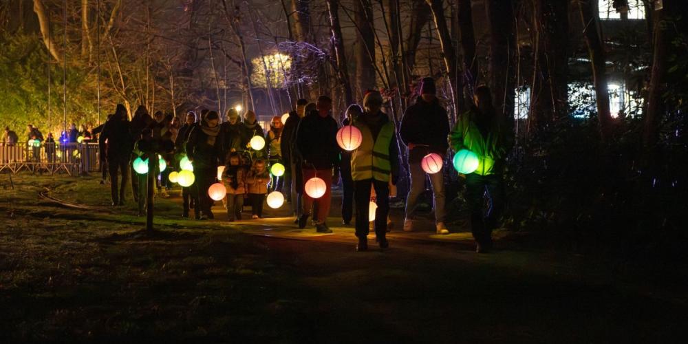 sfeerbeeld wandelaars met lampionnen in stadspark Turnhout