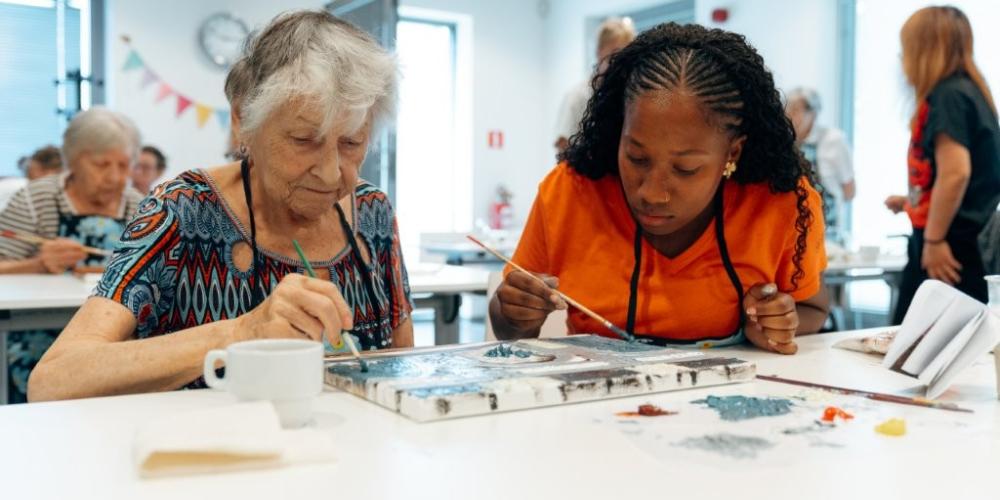twee dames schilderen in het project Herschilderingen