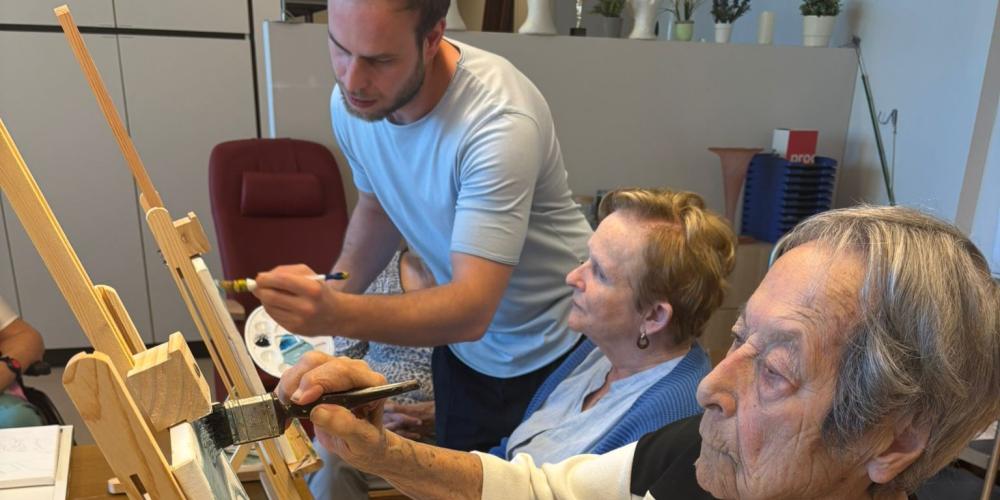 groep deelnemers aan het schilderen in workshop Herschilderingen