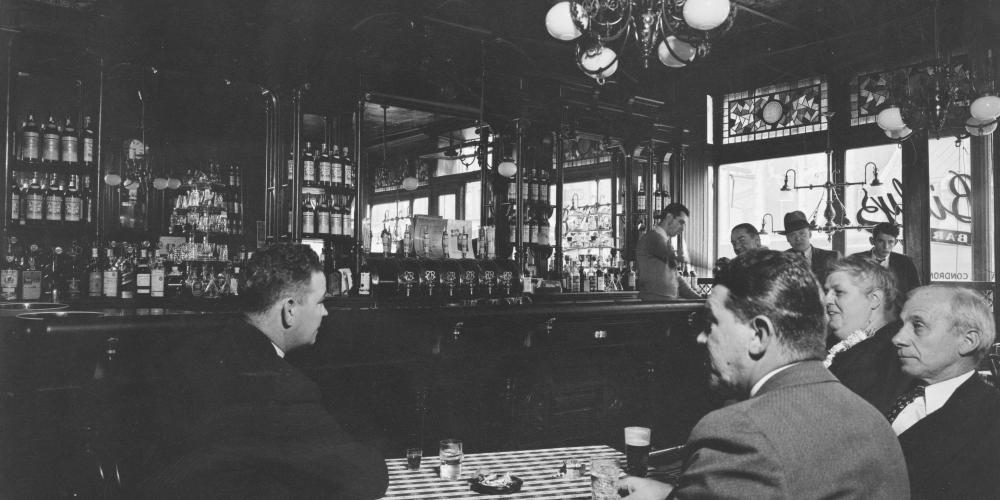 zwart wit foto van mannen op cafe