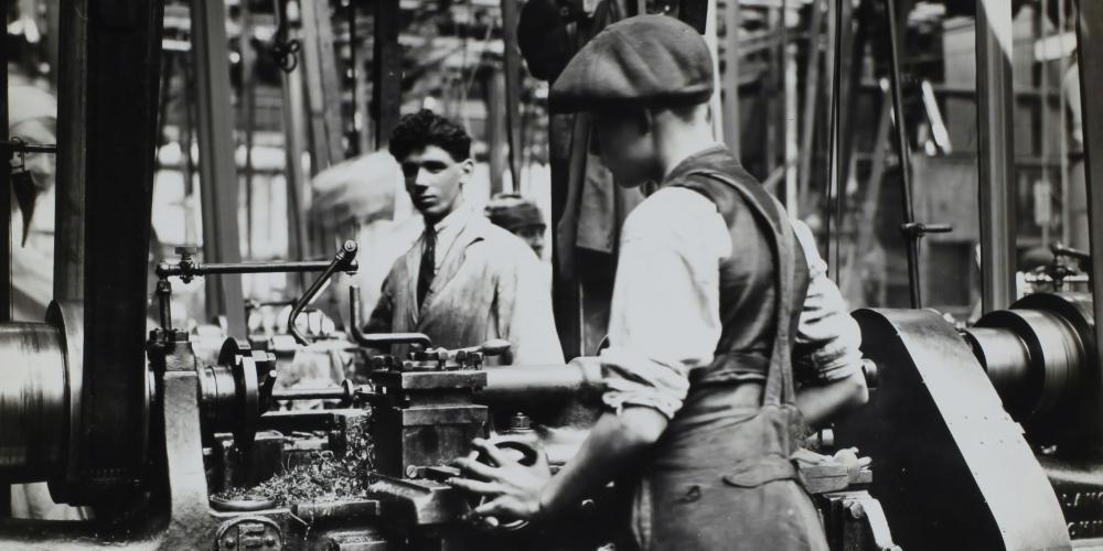 twee mannen aan het werk in oude fabriek