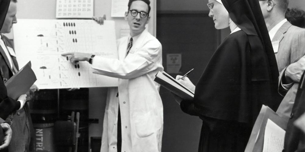 dokter praat met zuster