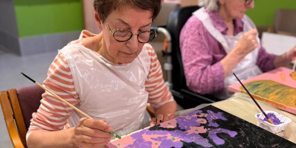 Twee dames aan het werk in workshop Herschilderingen