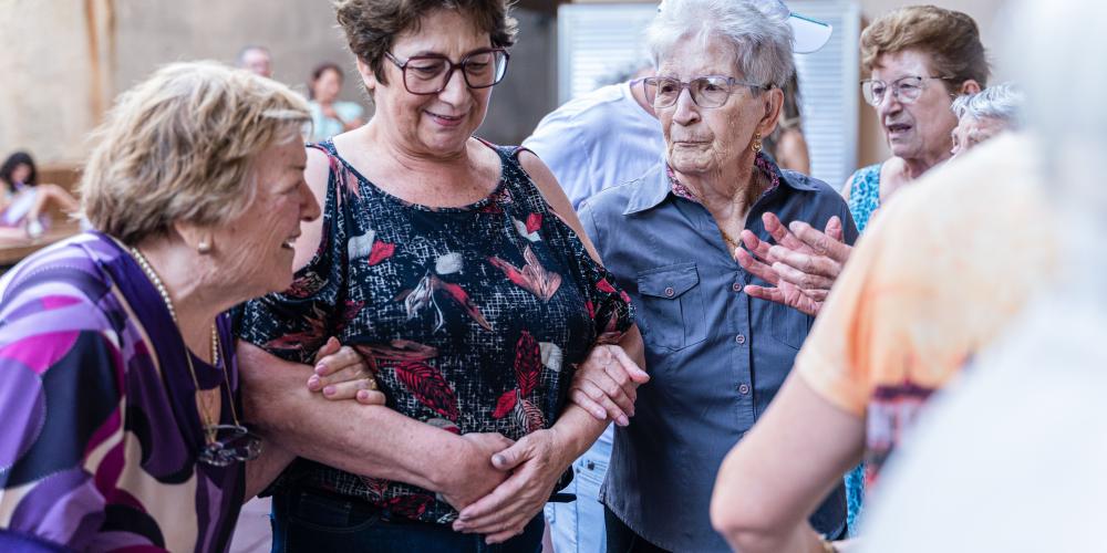 Drie vrouwen arm in arm