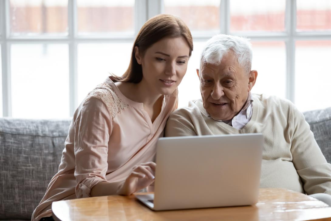 man en vrouw voor computer