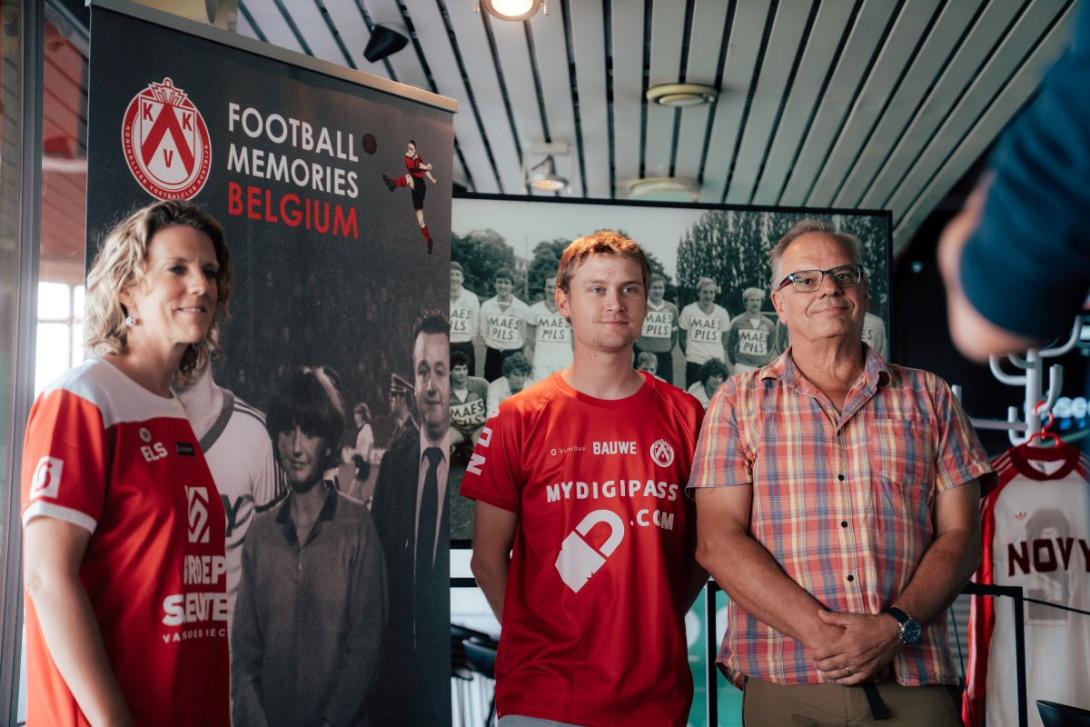 Supporters KV Kortrijk jong en oud poseren 