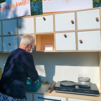 vrouw pakt waren uit in keuken