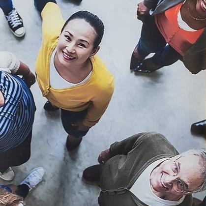 een vrouw en een man kijken omhoog, in de lens van de camera