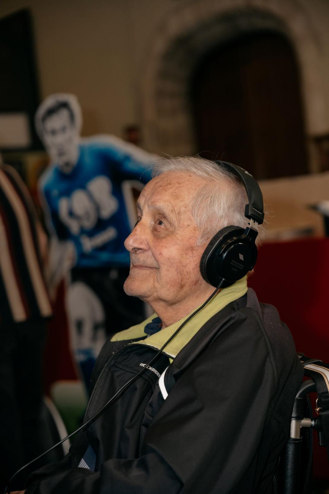 Oudere supporter Club Brugge luistert naar verhalen van weleer