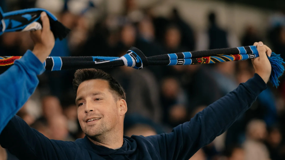 Supporter Club-Brugge met knoop in sjaal tijdens Wereld Alzheimer Dag 2025