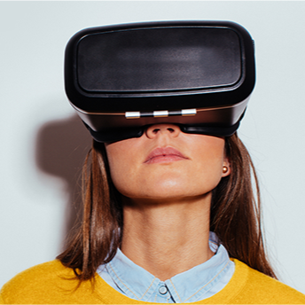 dame kijkt in VR-bril