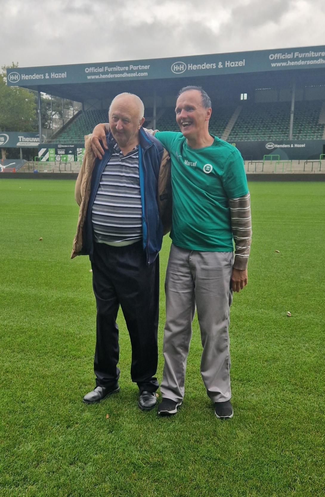 twee supporters met dementie poseren in stadion SK Lommel