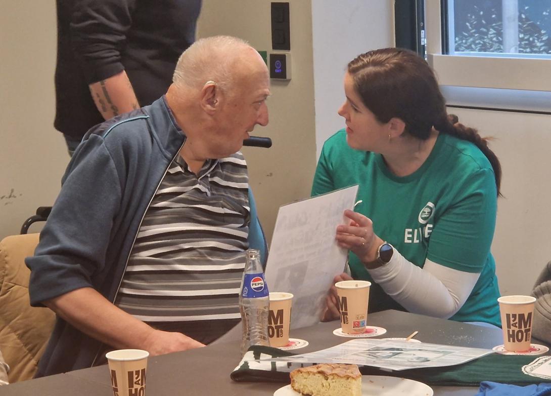 Buddy en supporter met dementie bekijken nieuwsartikel SK Lommel