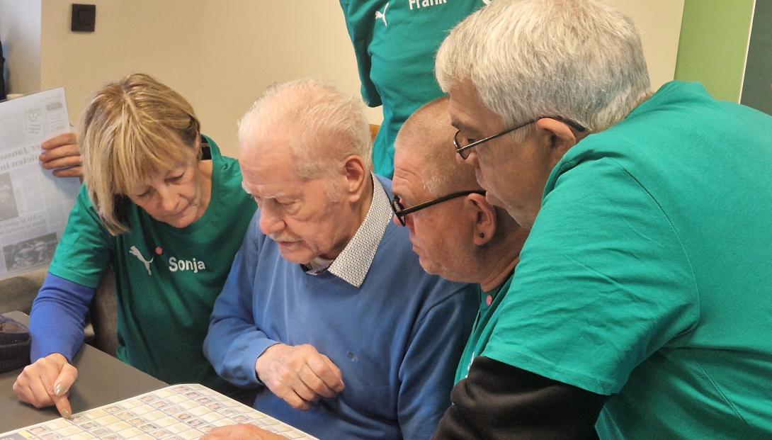 Supporters met dementie bekijken foto's oud-spelers SK Lommel