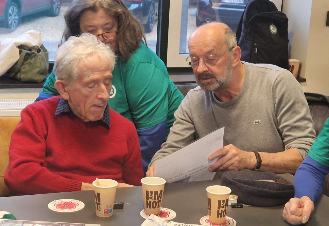 Buddy en supporter met dementie bekijken nieuwsartikel SK Lommel