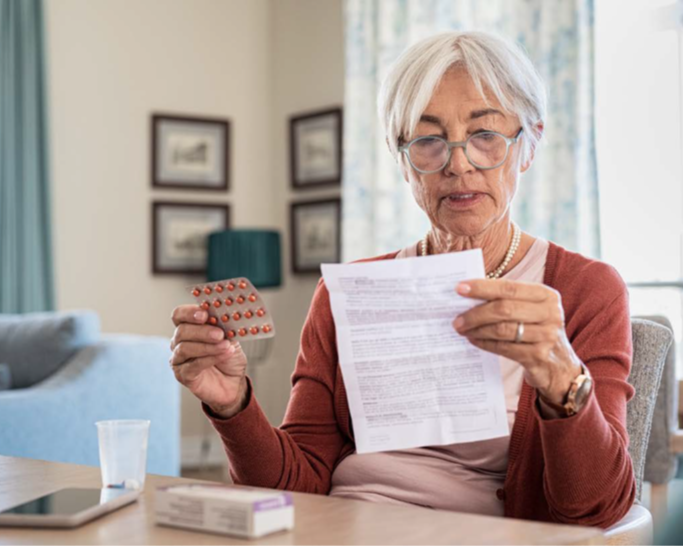 dame leest bijsluiter medicatie