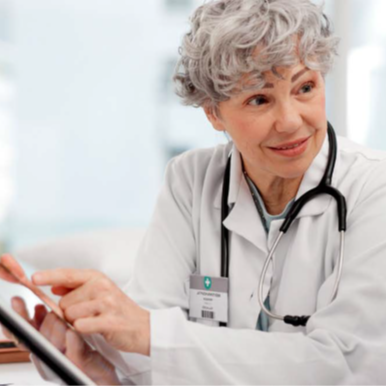 arts overlegt met mantelzorger