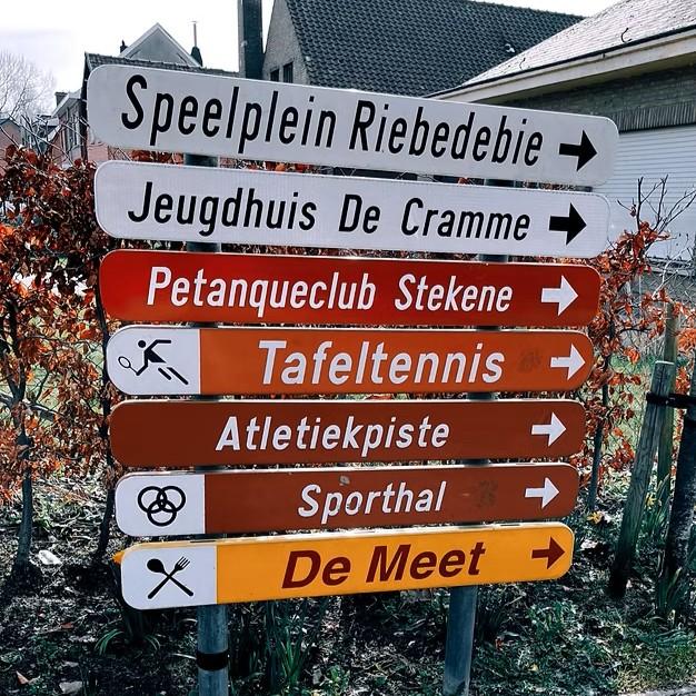 Wegwijzers naar sportcomplex in Stekene