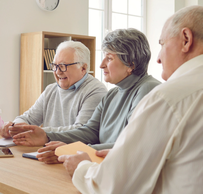 Mensen van middelbare leeftijd vergaderen aan een tafel in gemoedelijke sfeer