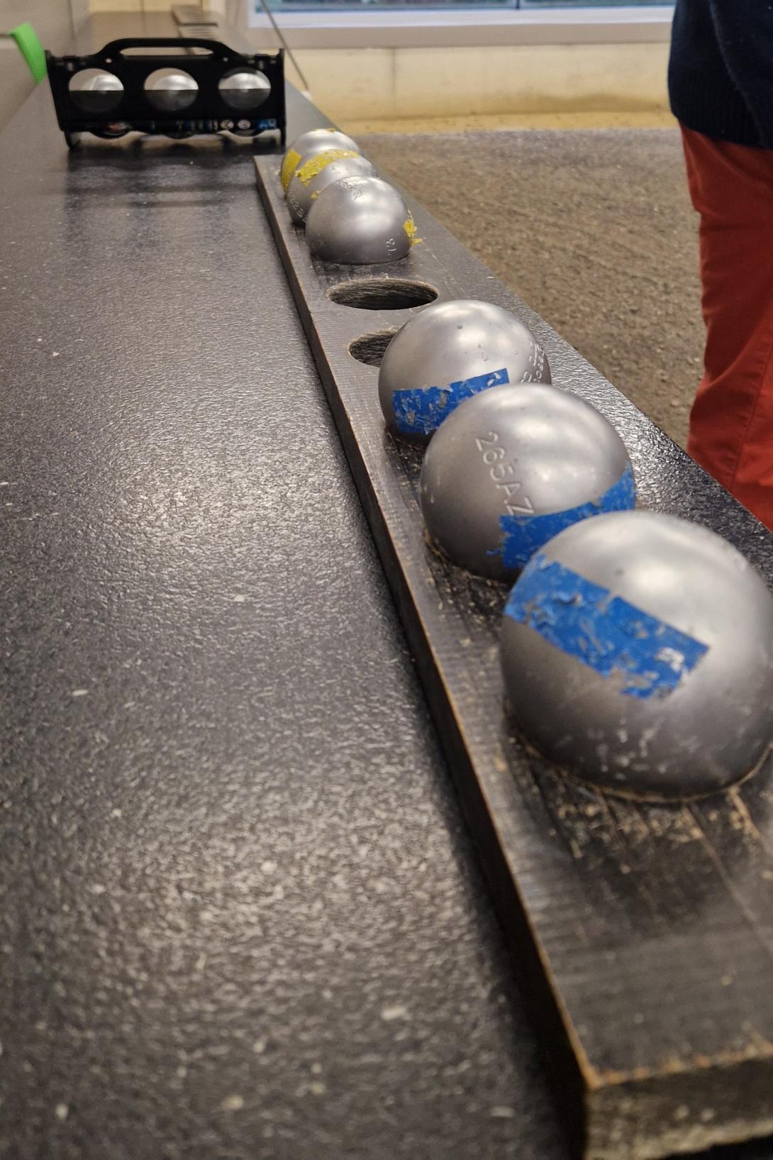 petanqueballen liggen klaar in houder