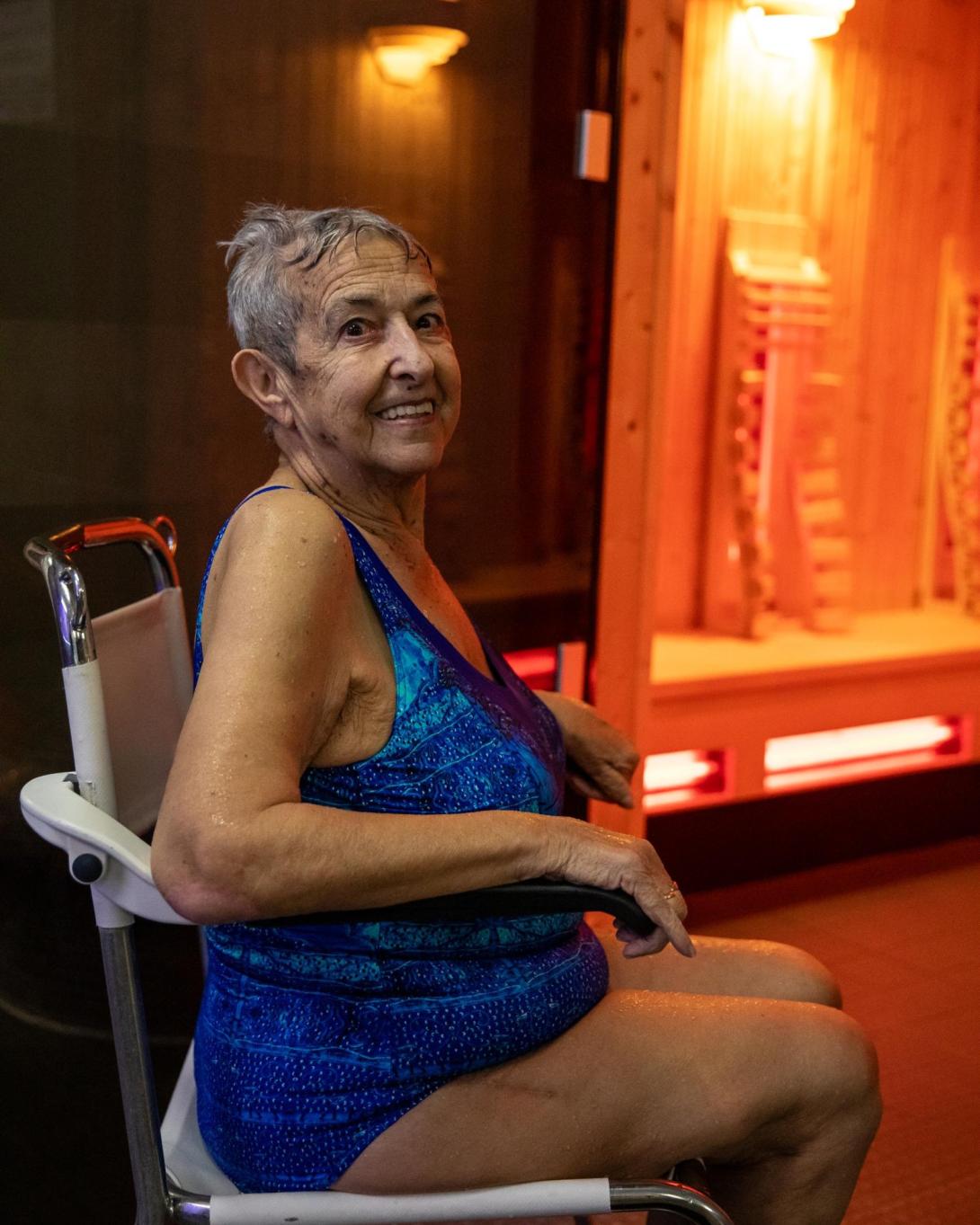 tevreden ouderen dame zit in wellness