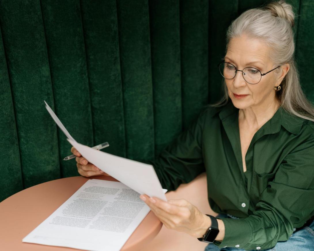 dame leest documenten na