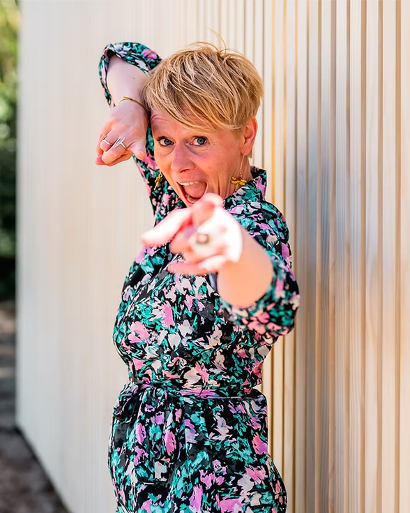 Isolde Willems wijst naar je zoals Usain Bolt