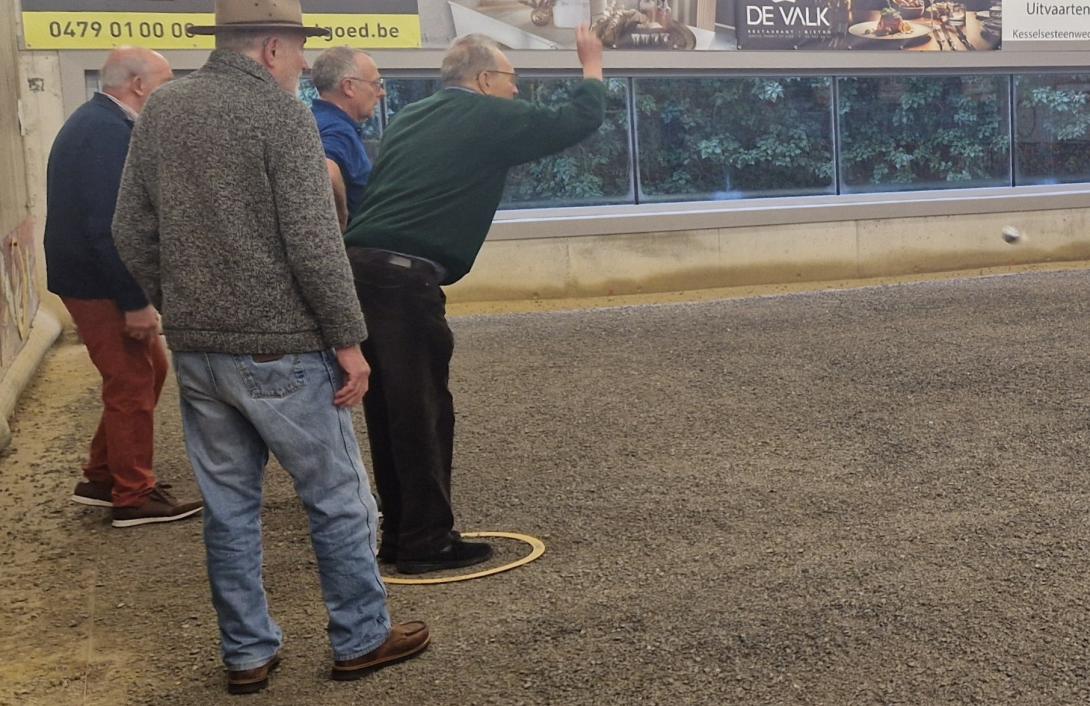 mannen spelen petanque in Lier