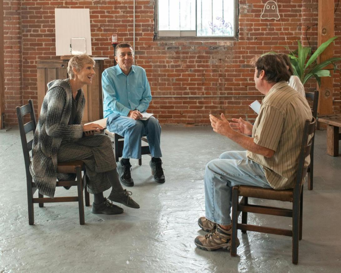 vier mensen overleggen in kring