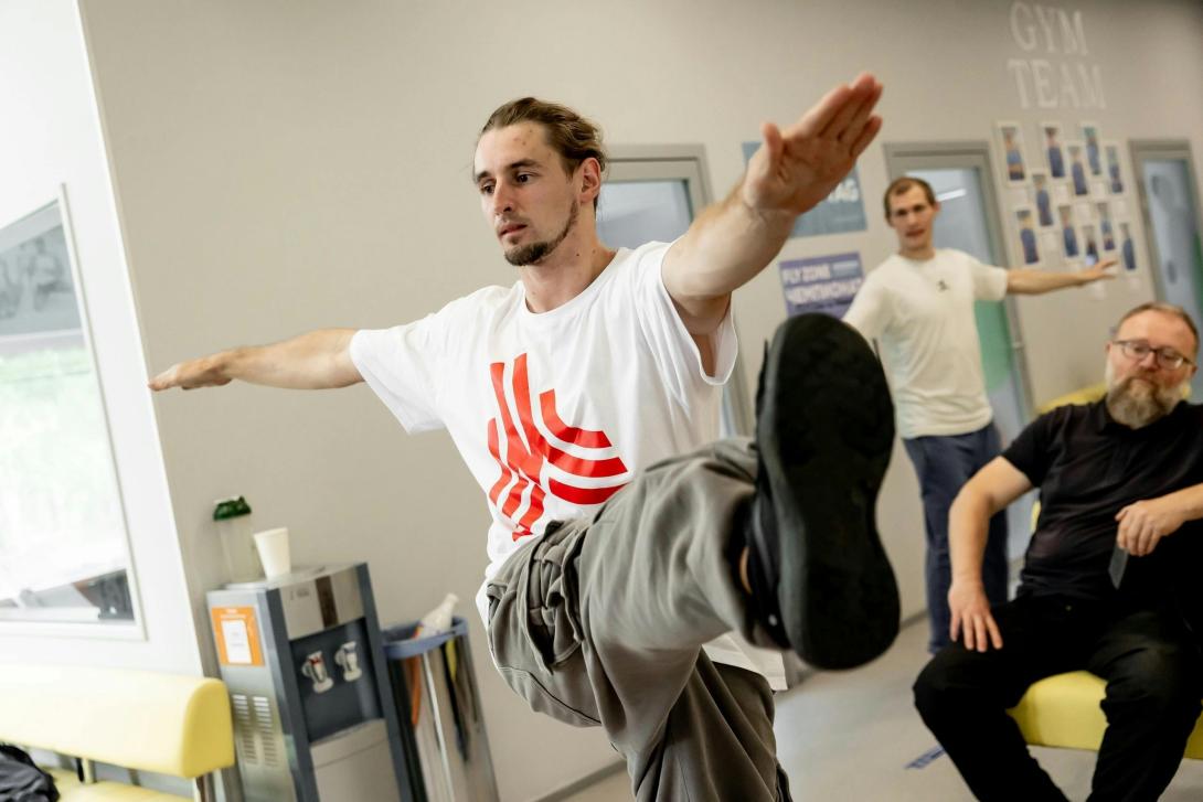 mannen doen fitnessoefeningen op het werk