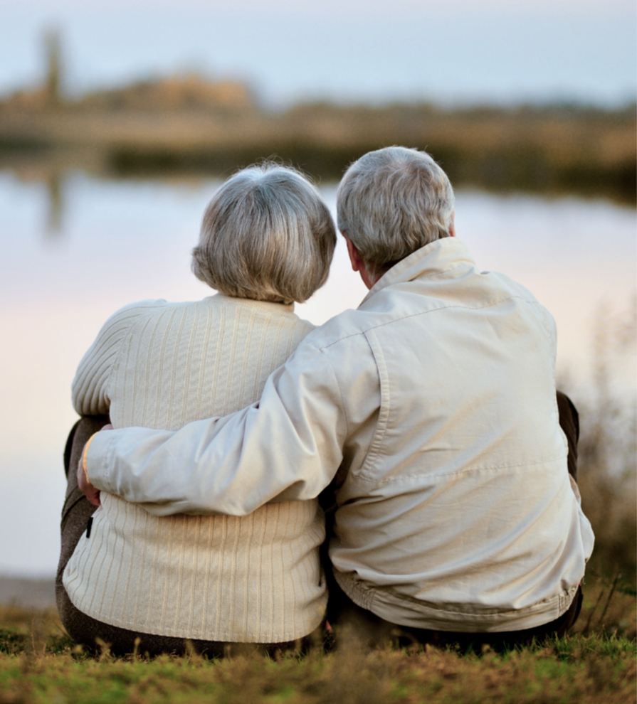 Innig ouder koppel kijkt naar water en natuur 