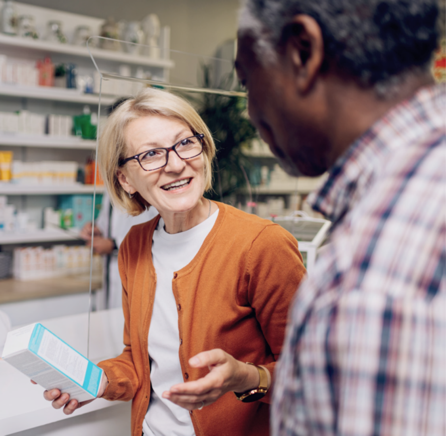 Senior informeert zich bij apothekeres