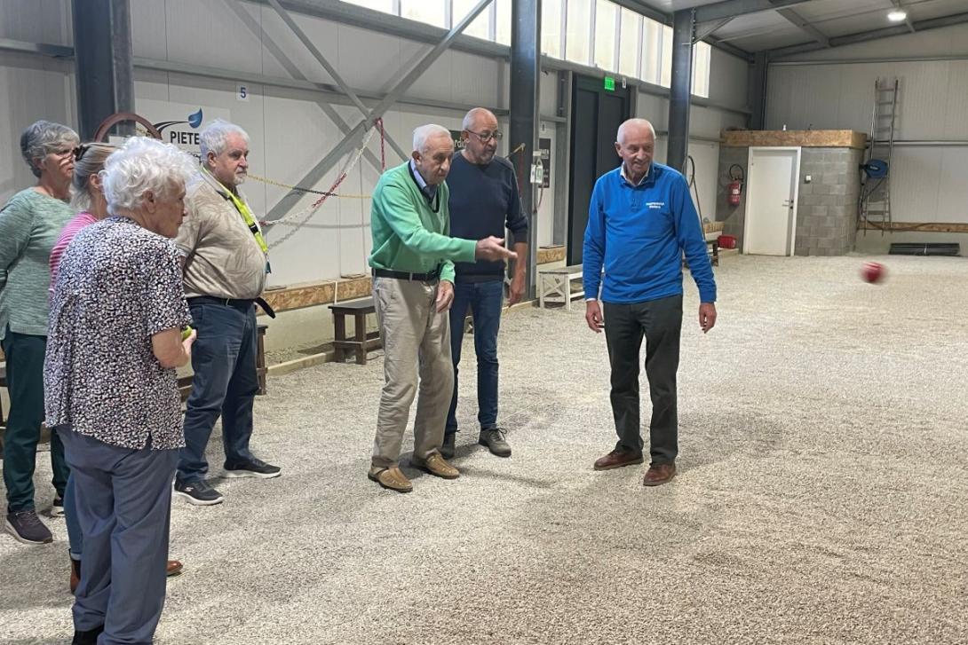 oudere mensen spelen petanque in petanque-hal