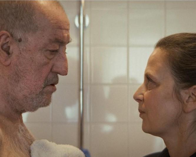 Andrea helpt Horst bij het wassen in de douche