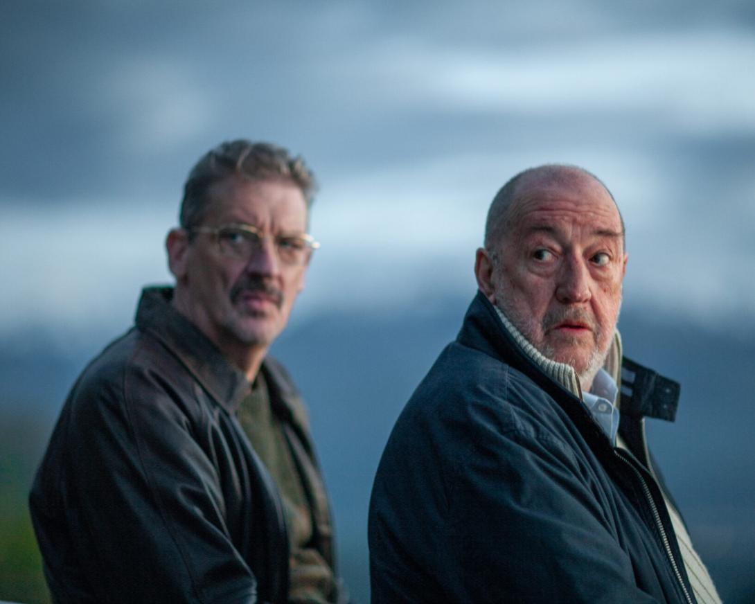 Broers Franz en Horst kijken achterom bij donkere buitenlucht