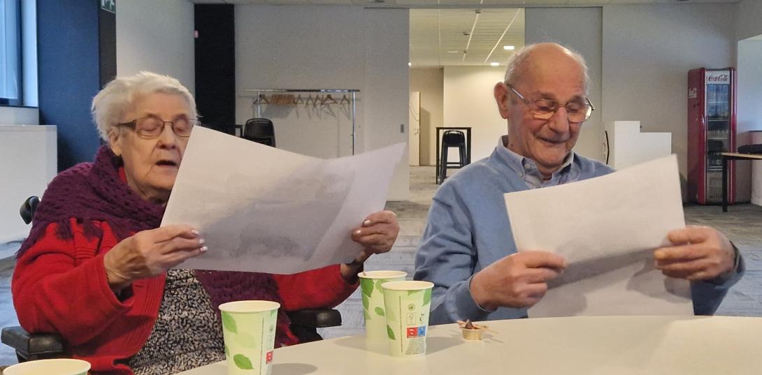Twee voetballiefhebber met dementie lezen krantartikels OH Leuven 