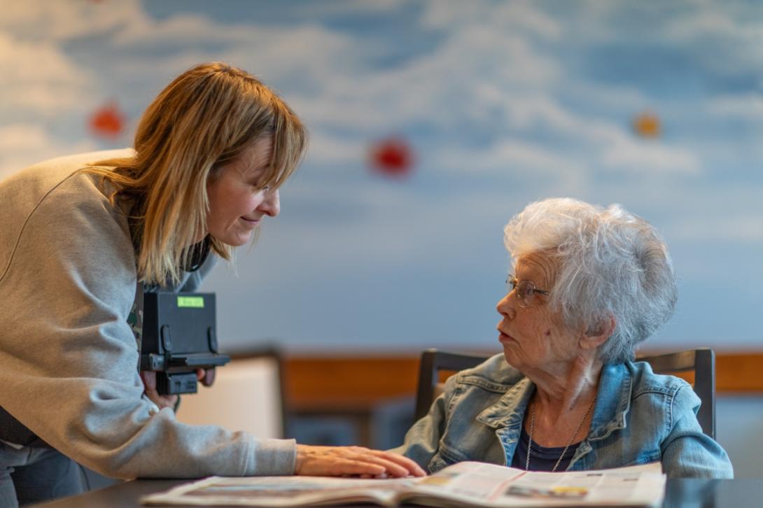 Kat Steppe met bewoonster OLV A tijdens opnames Zondag de Negenste