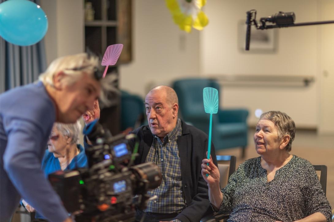 Acteur Josse De Pauw met bewoners tijdens opnames Zondag de Negenste