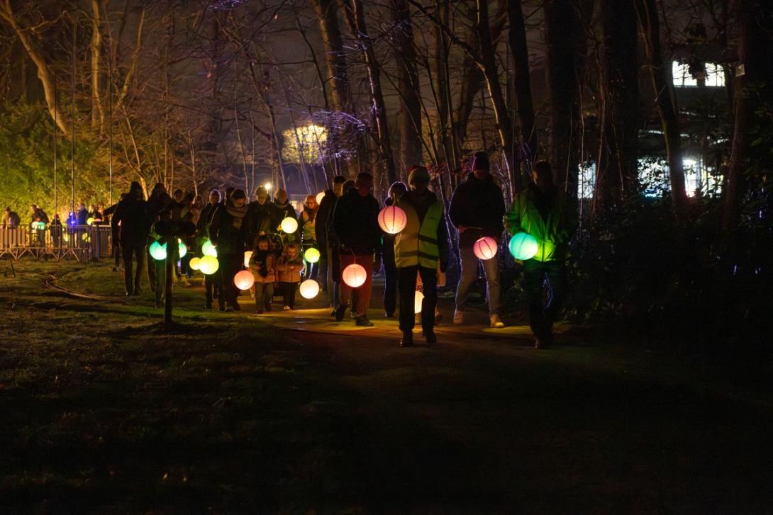 sfeerbeeld wandelaars met lampionnen in stadspark Turnhout