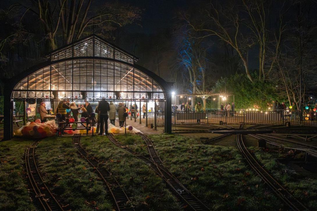 Voormalige treinhal bij stadspark Turnhout in feeërieke sfeer