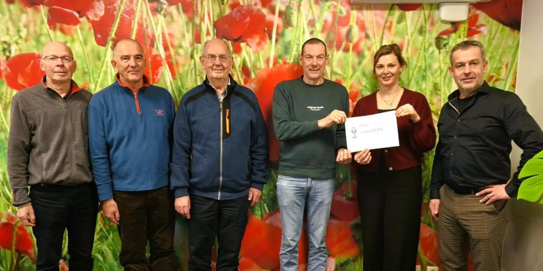 Ronny Willems, Peter Laureysen, Roger Broeckx en Rudy Cnaeps van Pasar overhandigen een cheque aan Laura Weyns en Peter Van Houtven van Alzheimer Liga Vlaanderen