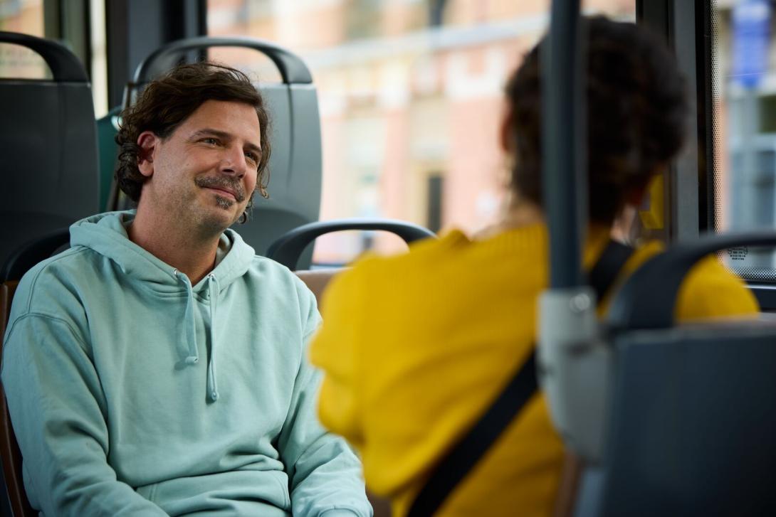 reiziger op de bus van de Lijn