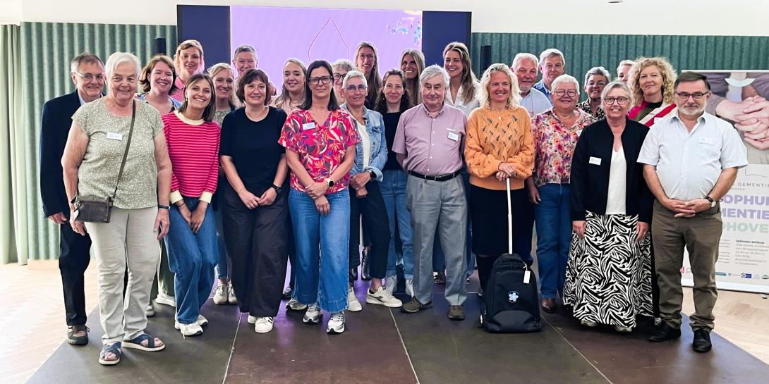 groepsfoto van dertigtal mensen tijdens opening inloophuis dementie in Zandhoven