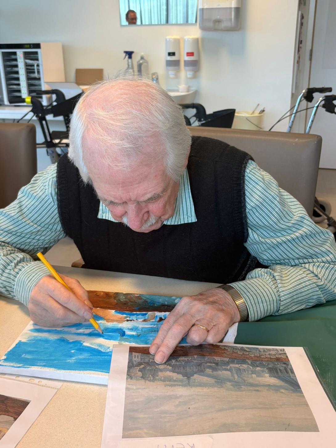 oudere man aan het 'herschilderen'