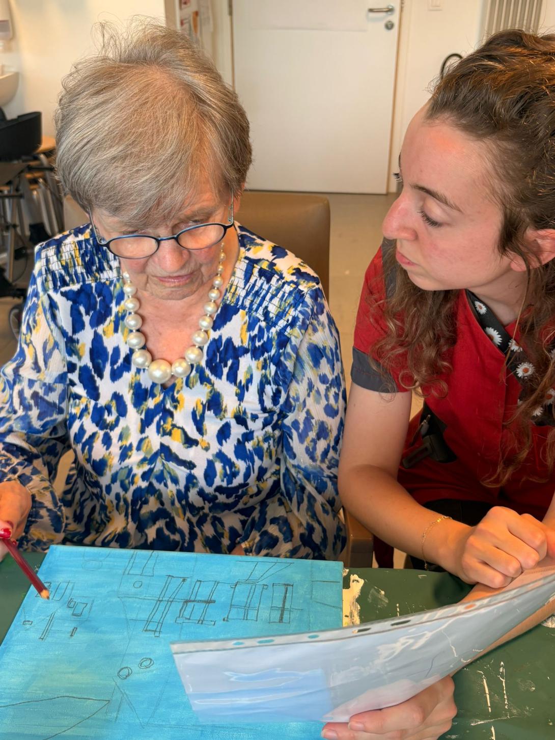 jongere dame overlegt met oudere dame over schilderwerk